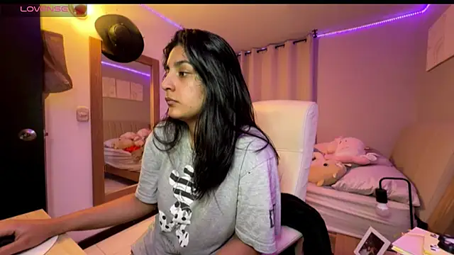 cloe small online show from 11/06/25, 03:29