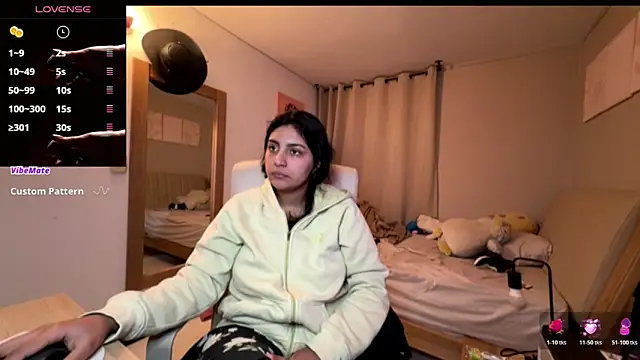 cloe small online show from 11/08/25, 03:18