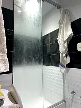 cloe small online show from 11/09/25, 04:22