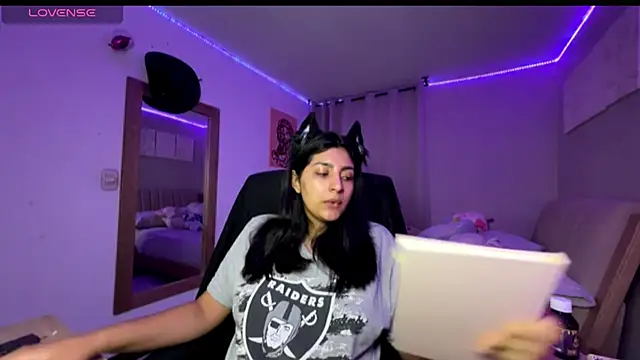 cloe small online show from 11/11/25, 06:57