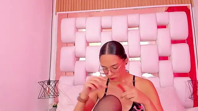 Snapshot of EmmyCruzZ chatting on 11/19/25, 07:03 EmmyCruzZ online show from 11/19/25, 07:03