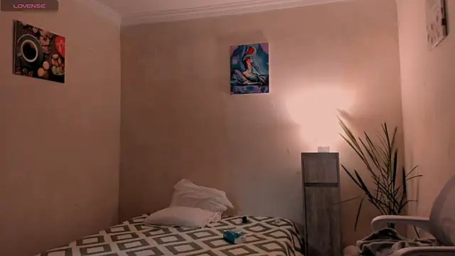 Snapshot of cClandesTina chatting on 11/05/25, 10:21 cClandesTina online show from 11/05/25, 10:21