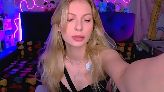 Maria Hunt online show from 11/22/25, 03:49