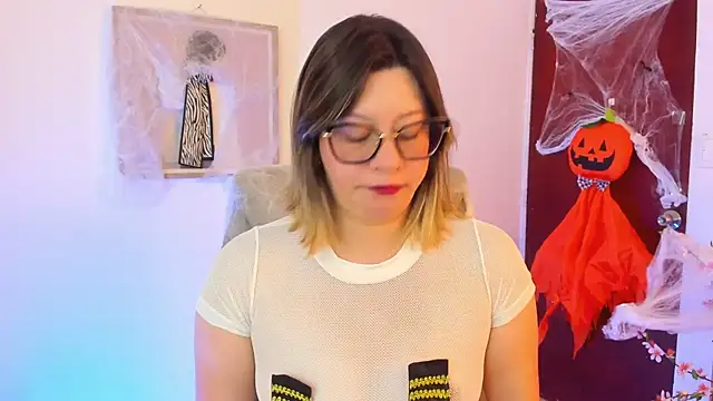 Chanelll Taylorr  online show from 10/10/25, 12:59