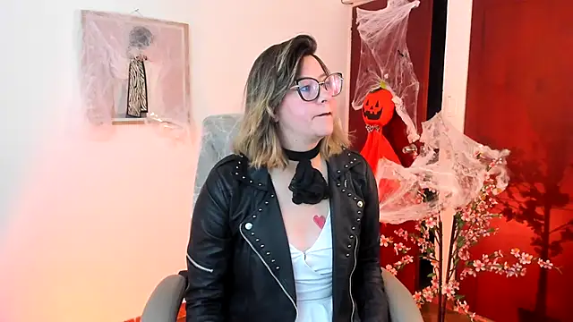 Chanelll Taylorr  online show from 10/11/25, 12:58