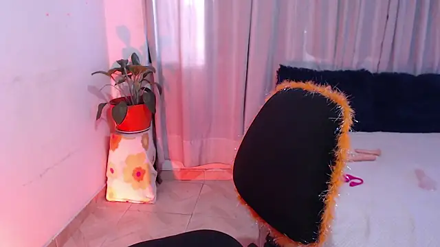 Snapshot of Zoe--khalL chatting on 12/16/24, 10:56 Zoe--khalL online show from 12/16/24, 10:56