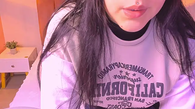 Snapshot of Lili_Monroy chatting on 02/08/25, 12:50 Lili Monroy online show from 02/08/25, 12:50