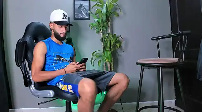 Snapshot of Damian_022 chatting on 12/02/24, 12:29 Damian 022 online show from 12/02/24, 12:29