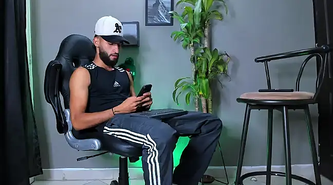 Snapshot of Damian_022 chatting on 12/04/24, 02:26 Damian 022 online show from 12/04/24, 02:26