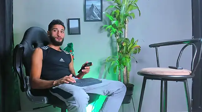 Snapshot of Damian_022 chatting on 12/17/24, 03:39 Damian 022 online show from 12/17/24, 03:39