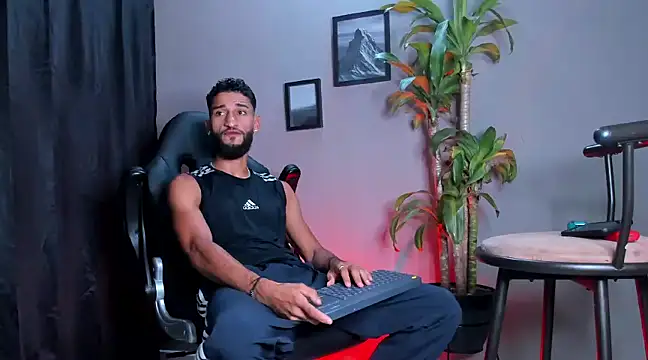 Snapshot of Damian_022 chatting on 12/19/24, 02:13 Damian 022 online show from 12/19/24, 02:13