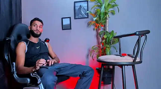 Snapshot of Damian_022 chatting on 12/20/24, 03:42 Damian 022 online show from 12/20/24, 03:42