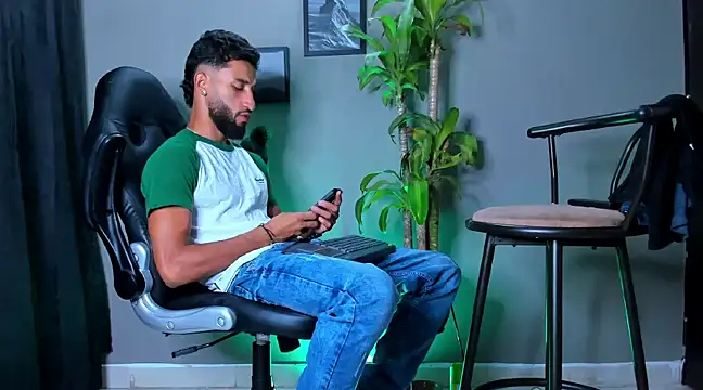 Snapshot of Damian_022 chatting on 12/27/24, 04:26 Damian 022 online show from 12/27/24, 04:26