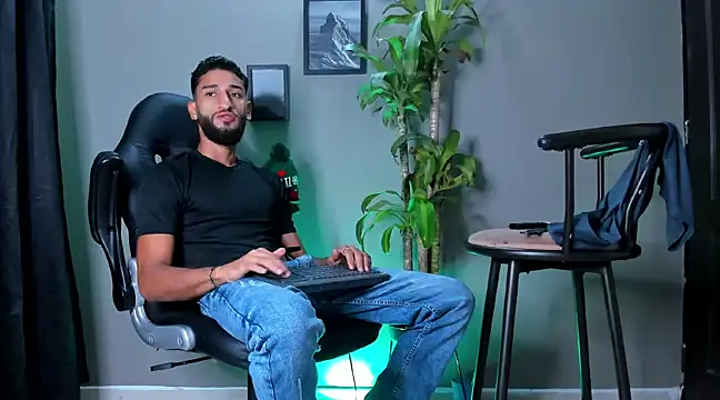 Snapshot of Damian_022 chatting on 12/28/24, 10:23 Damian 022 online show from 12/28/24, 10:23