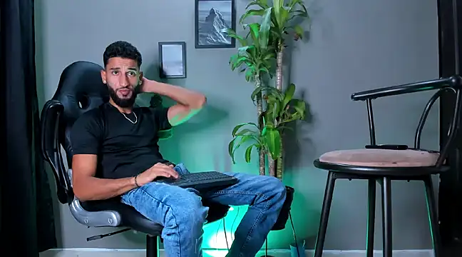 Snapshot of Damian_022 chatting on 12/29/24, 01:24 Damian 022 online show from 12/29/24, 01:24