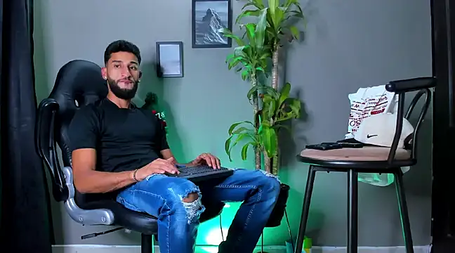 Snapshot of Damian_022 chatting on 12/30/24, 02:09 Damian 022 online show from 12/30/24, 02:09