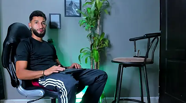 Snapshot of Damian_022 chatting on 01/03/25, 01:38 Damian 022 online show from 01/03/25, 01:38