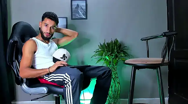 Snapshot of Damian_022 chatting on 01/04/25, 04:01 Damian 022 online show from 01/04/25, 04:01