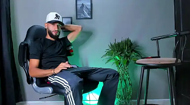 Snapshot of Damian_022 chatting on 01/04/25, 03:07 Damian 022 online show from 01/04/25, 03:07