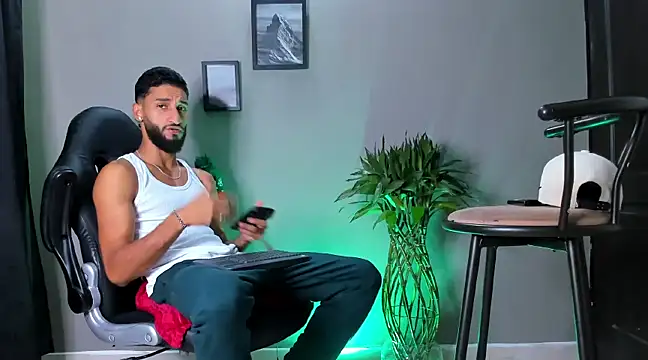 Snapshot of Damian_022 chatting on 01/05/25, 07:07 Damian 022 online show from 01/05/25, 07:07