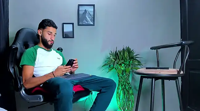 Snapshot of Damian_022 chatting on 01/08/25, 01:00 Damian 022 online show from 01/08/25, 01:00