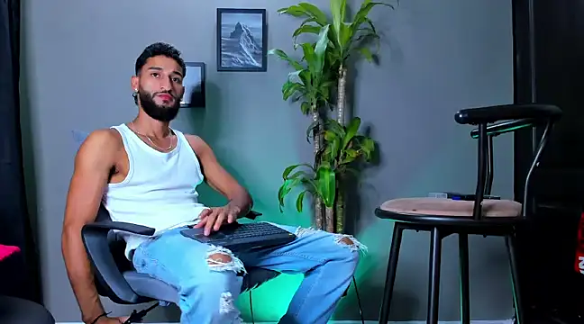 Snapshot of Damian_022 chatting on 01/08/25, 10:37 Damian 022 online show from 01/08/25, 10:37