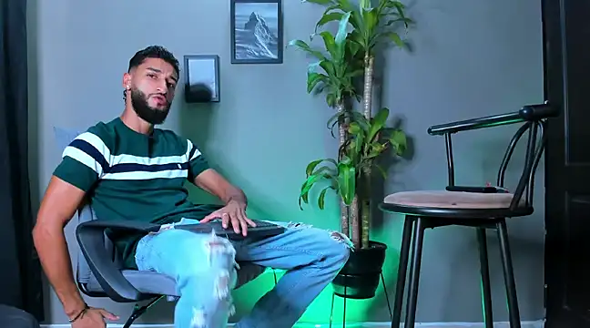 Snapshot of Damian_022 chatting on 01/10/25, 04:51 Damian 022 online show from 01/10/25, 04:51