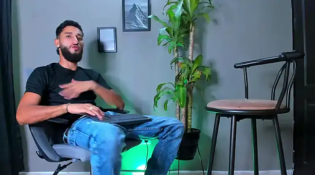 Snapshot of Damian_022 chatting on 01/15/25, 11:40 Damian 022 online show from 01/15/25, 11:40