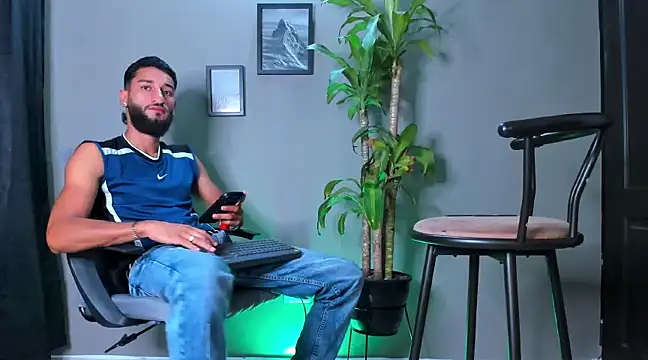 Snapshot of Damian_022 chatting on 01/19/25, 04:14 Damian 022 online show from 01/19/25, 04:14