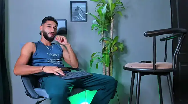 Snapshot of Damian_022 chatting on 01/20/25, 11:10 Damian 022 online show from 01/20/25, 11:10