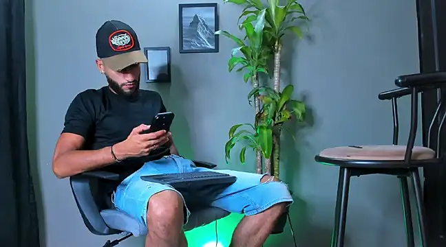 Snapshot of Damian_022 chatting on 01/23/25, 03:48 Damian 022 online show from 01/23/25, 03:48