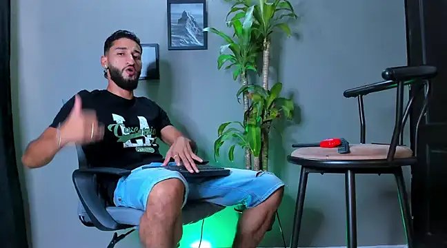 Snapshot of Damian_022 chatting on 01/24/25, 07:49 Damian 022 online show from 01/24/25, 07:49