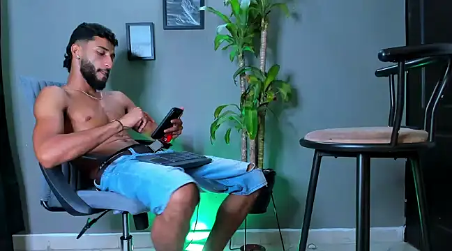 Snapshot of Damian_022 chatting on 01/24/25, 10:51 Damian 022 online show from 01/24/25, 10:51