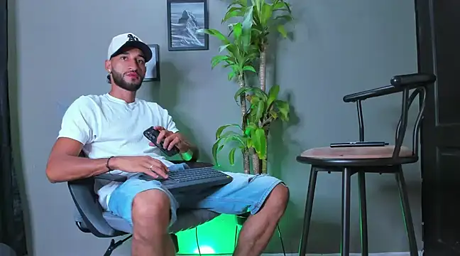 Snapshot of Damian_022 chatting on 02/09/25, 04:46 Damian 022 online show from 02/09/25, 04:46