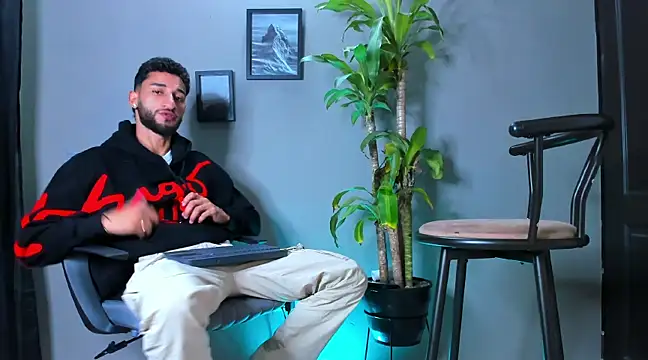 Snapshot of Damian_022 chatting on 02/19/25, 12:57 Damian 022 online show from 02/19/25, 12:57