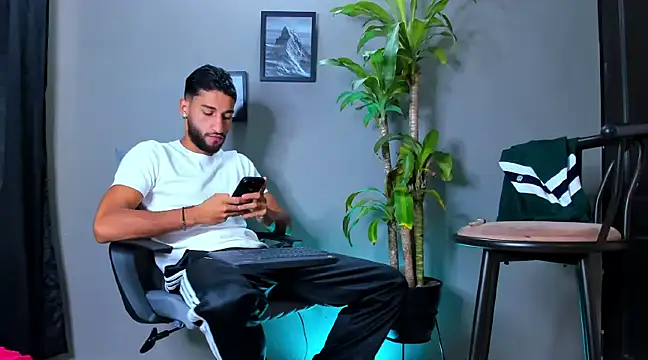 Snapshot of Damian_022 chatting on 02/19/25, 04:00 Damian 022 online show from 02/19/25, 04:00