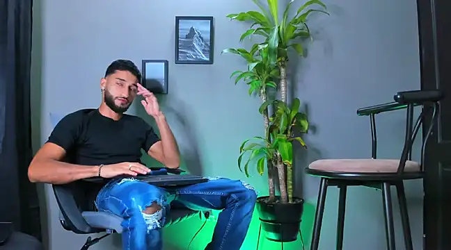 Snapshot of Damian_022 chatting on 02/22/25, 01:00 Damian 022 online show from 02/22/25, 01:00