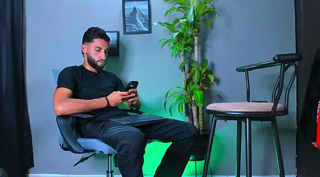 Snapshot of Damian_022 chatting on 02/25/25, 12:34 Damian 022 online show from 02/25/25, 12:34