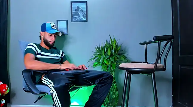 Snapshot of Damian_022 chatting on 03/11/25, 12:00 Damian 022 online show from 03/11/25, 12:00