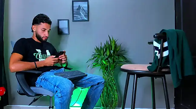 Snapshot of Damian_022 chatting on 03/11/25, 04:51 Damian 022 online show from 03/11/25, 04:51