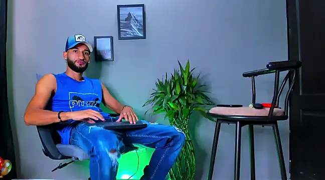 Snapshot of Damian_022 chatting on 03/12/25, 02:12 Damian 022 online show from 03/12/25, 02:12