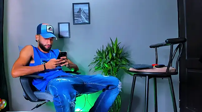 Snapshot of Damian_022 chatting on 03/12/25, 05:17 Damian 022 online show from 03/12/25, 05:17