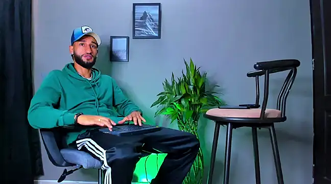 Snapshot of Damian_022 chatting on 03/19/25, 12:12 Damian 022 online show from 03/19/25, 12:12