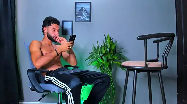 Snapshot of Damian_022 chatting on 03/19/25, 03:19 Damian 022 online show from 03/19/25, 03:19