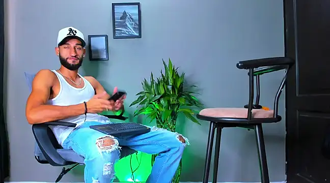 Snapshot of Damian_022 chatting on 03/20/25, 04:53 Damian 022 online show from 03/20/25, 04:53