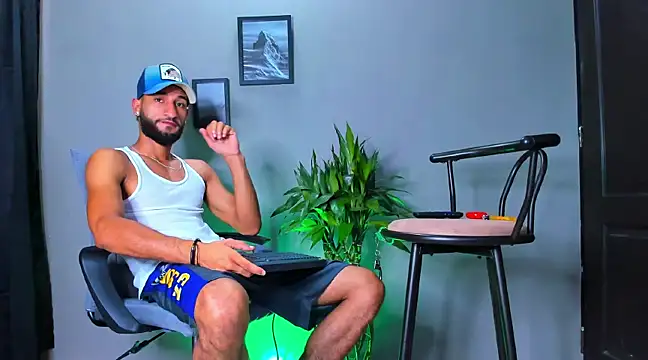 Snapshot of Damian_022 chatting on 03/21/25, 02:18 Damian 022 online show from 03/21/25, 02:18