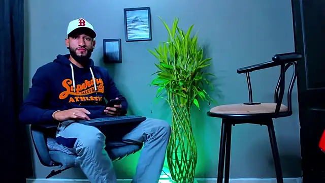 Snapshot of Damian_022 chatting on 10/06/25, 12:02 Damian 022 online show from 10/06/25, 12:02