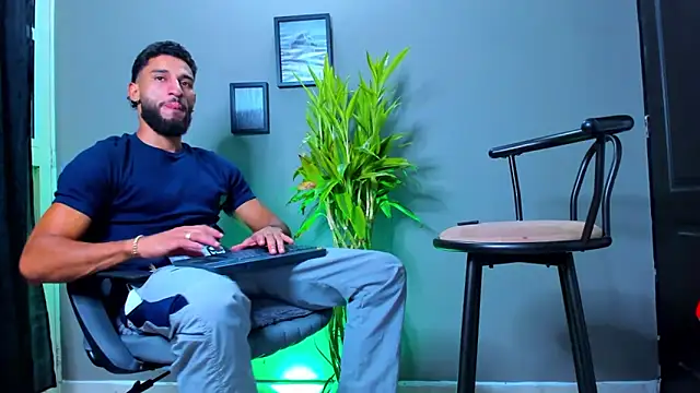 Snapshot of Damian_022 chatting on 10/07/25, 01:36 Damian 022 online show from 10/07/25, 01:36