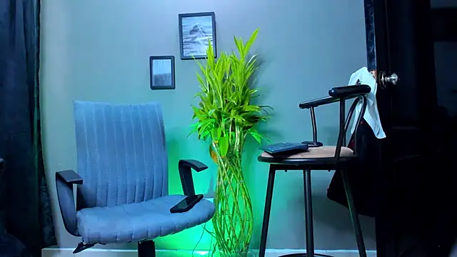 Snapshot of Damian_022 chatting on 10/19/25, 02:18 Damian 022 online show from 10/19/25, 02:18