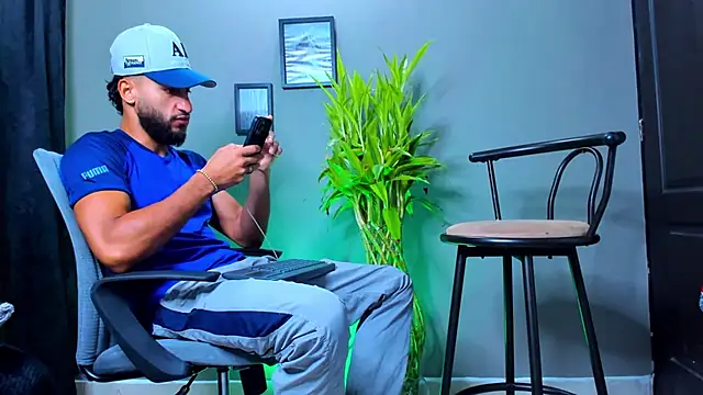 Snapshot of Damian_022 chatting on 10/22/25, 12:05 Damian 022 online show from 10/22/25, 12:05